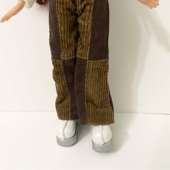 Bratz Doll Phoebe MGA Doll - Picture 6 of 16